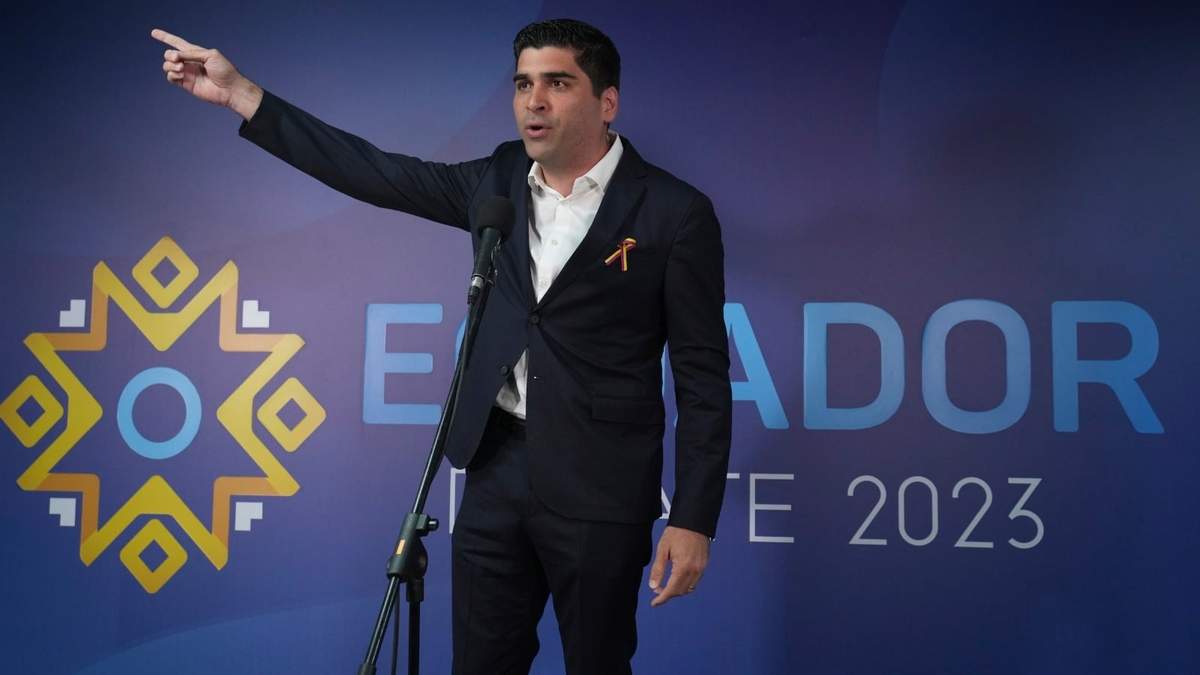 Otto Sonnenholzner, candidato presidencial de la alianza Actuemos, habla antes del debate presidencial