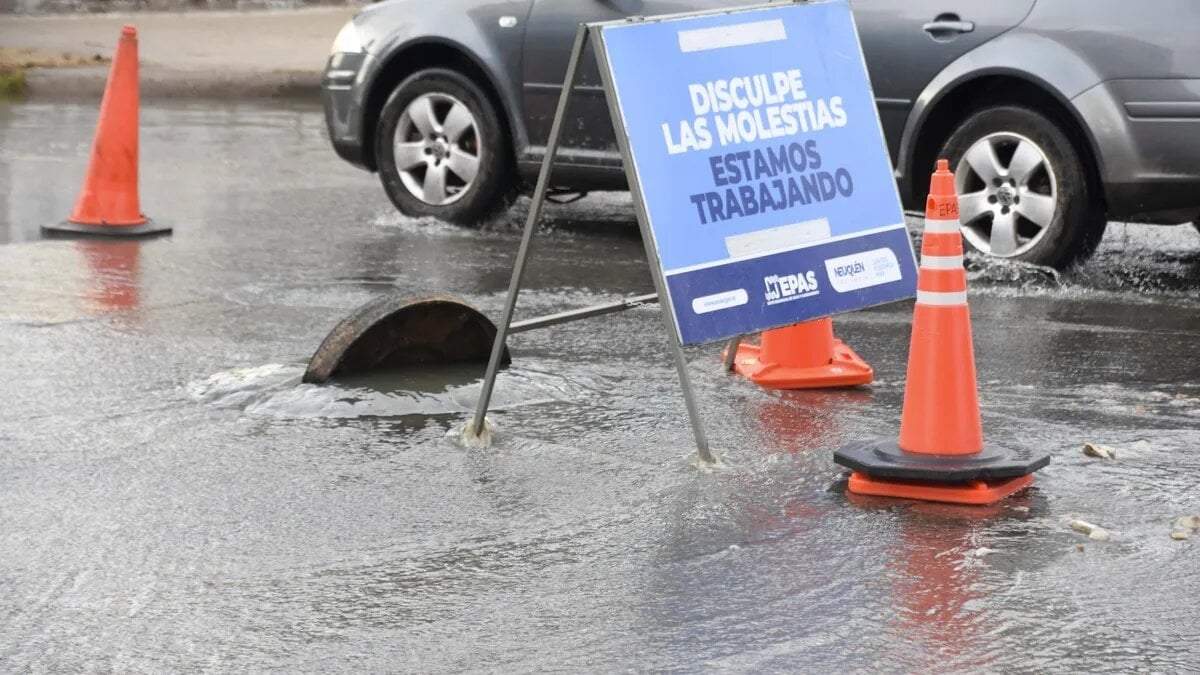Desbordes cloacales en el bajo neuquino. Fuente: (Twitter)