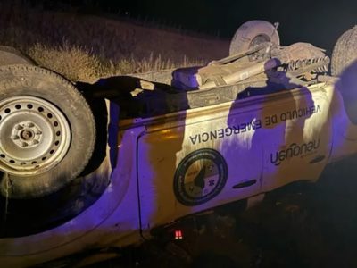 Dos trabajadores estatales resultaron heridos en un accidente mientras se trasladaban desde una zona de incendios.