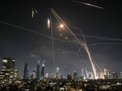 Irán bombardea Israel: caen misiles en Tel Aviv