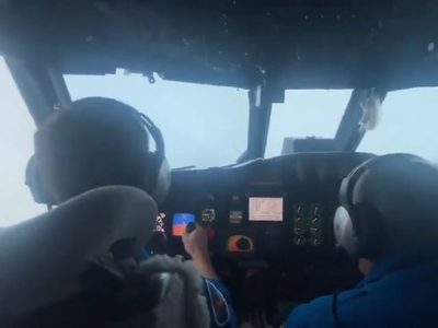 Pilotos captan el momento en que su avión entra en el ojo del huracán "Ida" (Video)