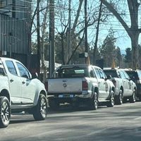 Vecinos furiosos en Luján con una concesionaria que ocupa el estacionamiento