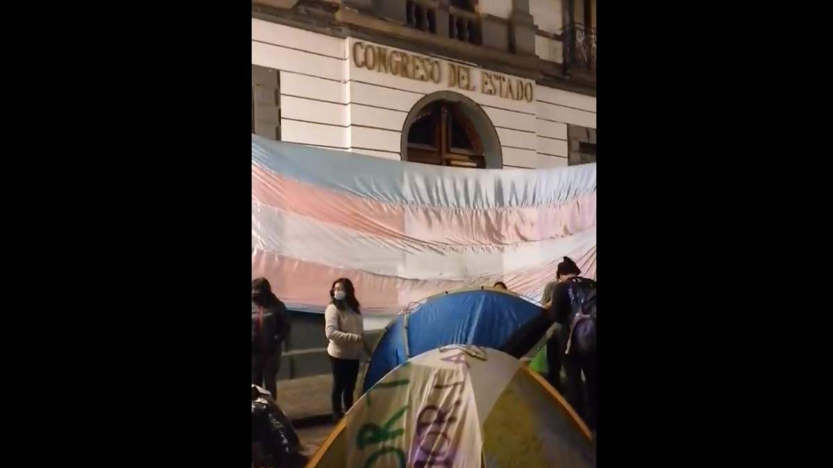 Protesta frente al Congreso de Puebla para exigir la aprobación de la Ley Agnes