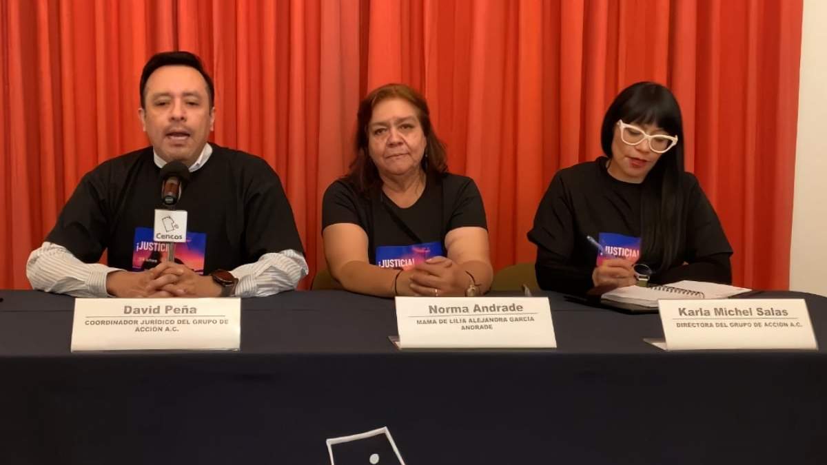 Norma Andrade (centro) con los abogados David Peña y Karla Michel Ramírez