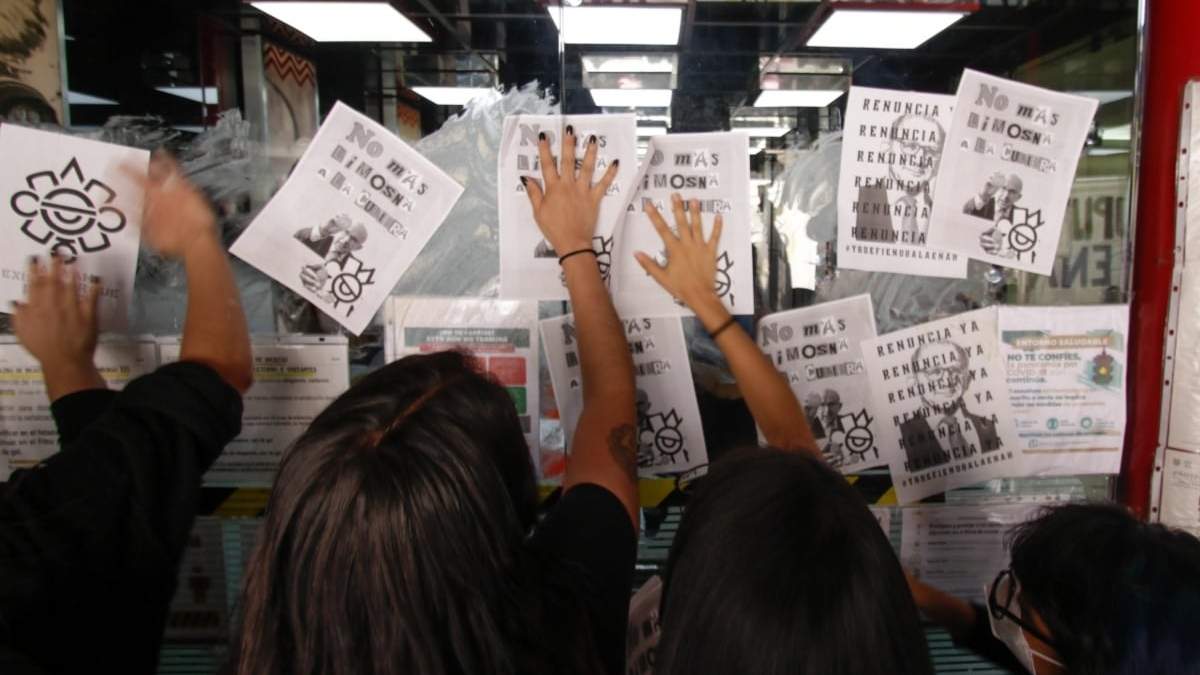 Protesta en las instalaciones del INAH en la Ciudad de México
