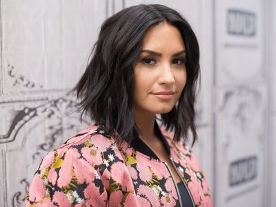 "¡Contra la pared!": Así se presenta Demi Lovato en cuarentena. ¡Vaya outfit!