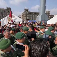 "Marea rosa": CNTE choca con militares por izar bandera en el Zócalo