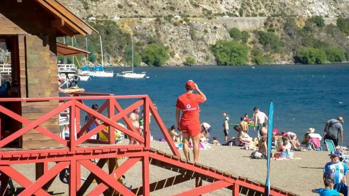 Por el paro, los balnearios municipales y las playas de Parques Nacionales están sin cobertura de guardavidas. Fuente: (La Montaña)