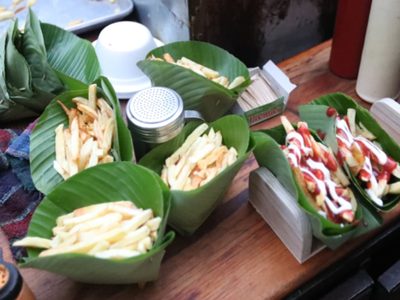 Usan hojas de plátano como envases ecológicos para servir comidas