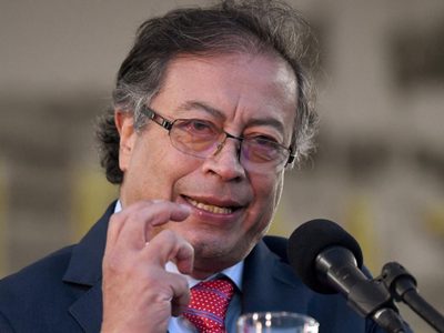 El congreso de Perú declaró "persona non grata" al presidente colombiano Gustavo Petro