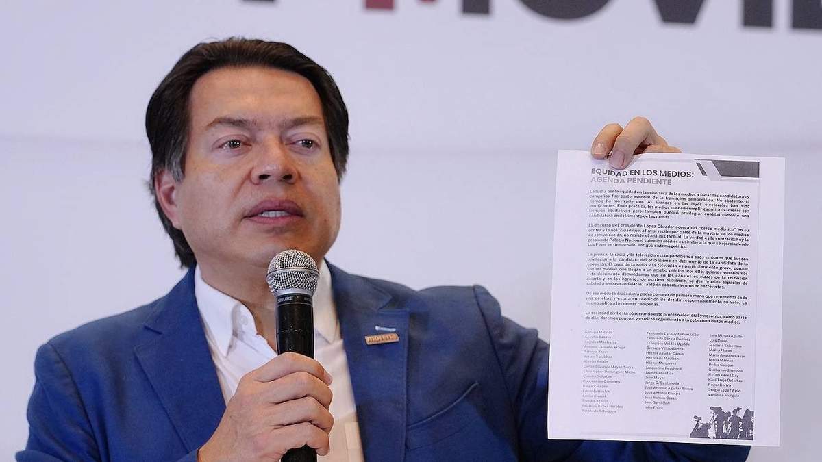 Mario Delgado muestra el desplegado firmado por intelectuales