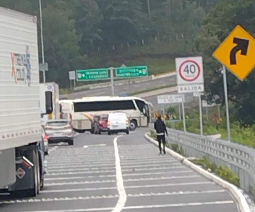 Bloqueos en los accesos de la localidad de Tiamba, municipio de Uruapan