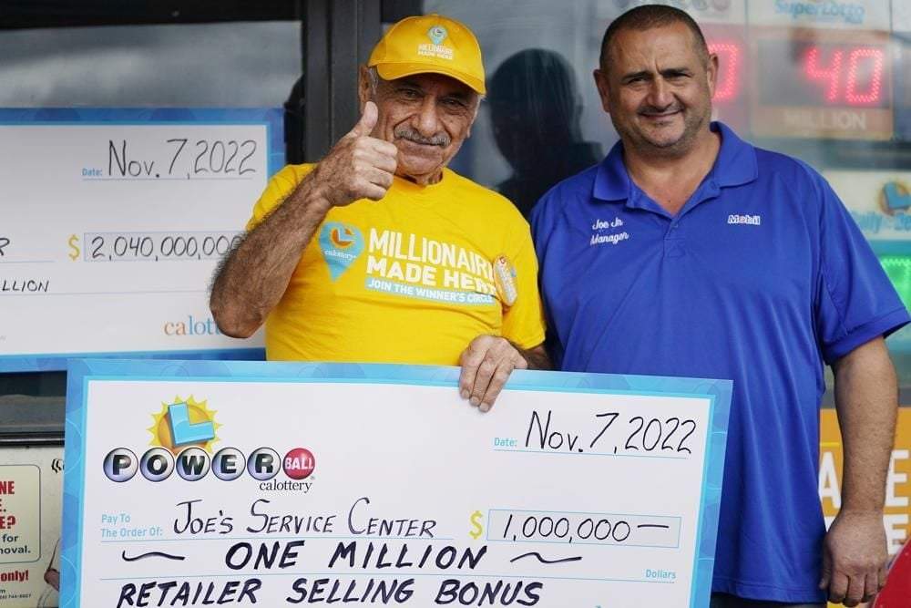 El dueño de Joe's Service Center, en California, recibe un millón de dólares por vender el boleto ganador de Powerball