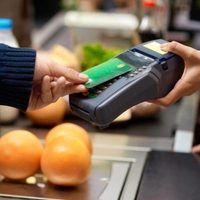 Comerciantes de Neuquén tienen prohibido manipular tarjetas de crédito y débito