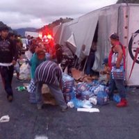 Saquean tráiler accidentado con víveres para damnificados de Juchitán