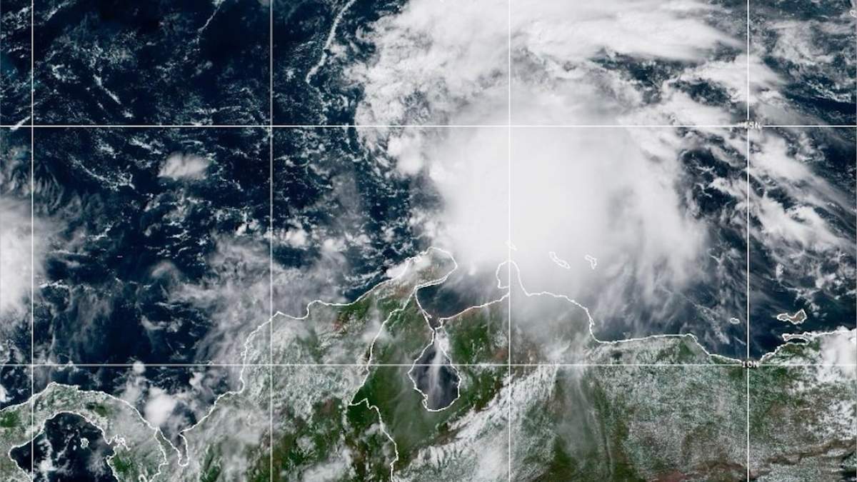 Esta imagen satelital de la Oficina Nacional de Administración Oceánica y Atmosférica de EU muestra la tormenta tropical Melissa en el mar Caribe