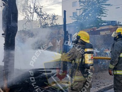 Se incendió una casilla precaria que usaban personas en situación de calle en pleno centro de Neuquén