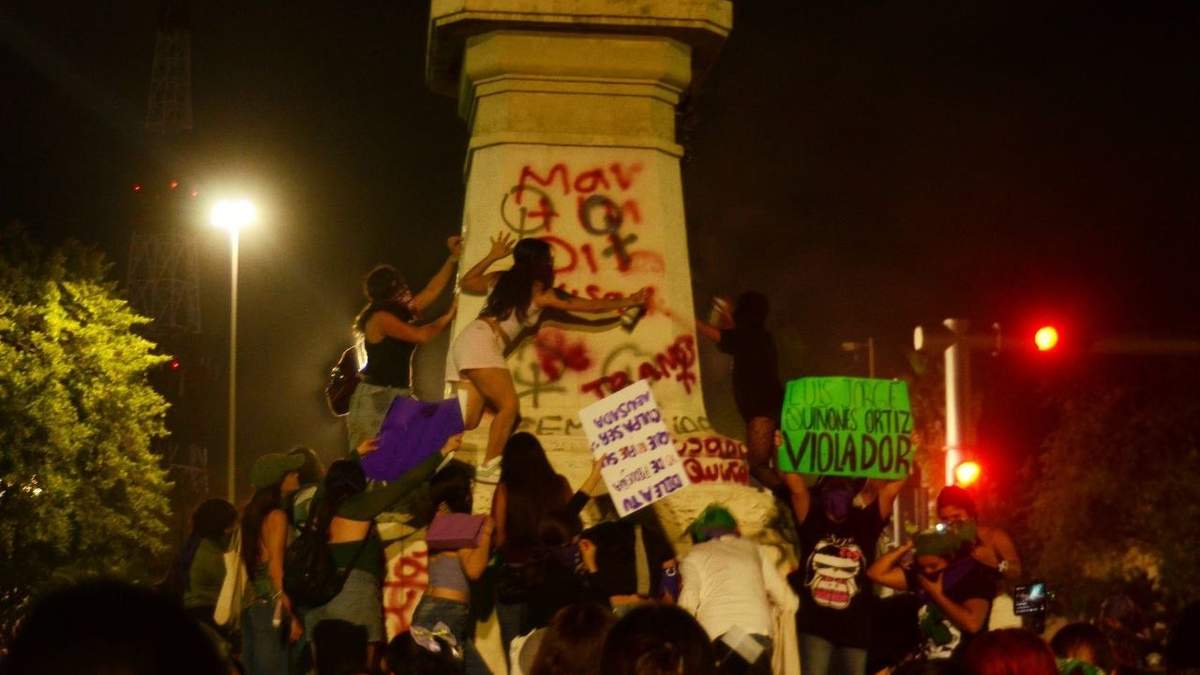 Más de seis mil mujeres marchan en Yucatán por el 8M y toman el Monumento a la Patria