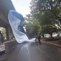 Así cayó una lona de espectacular sobre segundo piso de Periférico sur (Video)