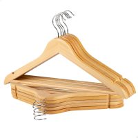 Con 4 perchas y un retazo de madera: creá esta divina mesita para la cama si trabajás home office