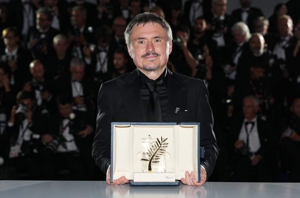 Cristian Mungiu, ganador de la Palma de Oro por "Fjord", posa en la ceremonia de entrega de premios durante el 79º Festival Internacional de Cine de Cannes, en el sur de Francia, el sábado 23 de mayo de 2026