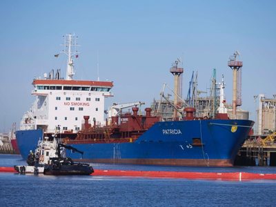 La demanda de petróleo alcanzará en 2023 un récord: 101.7 millones de barriles diarios