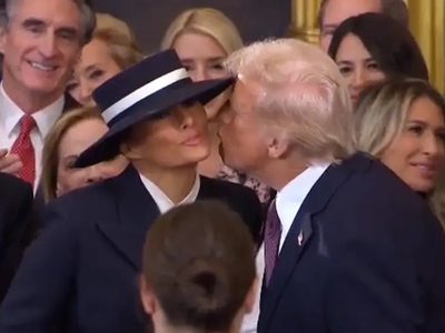 El no-beso de Donald Trump a Melania por culpa de un sombrero (Video)