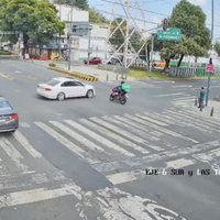 Conductor se pasa el semáforo y embiste a motociclista en Iztapalapa (Video)