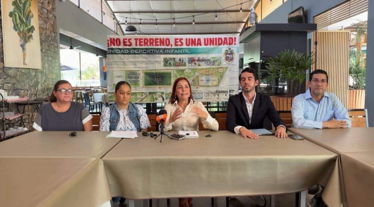 La regidora Martha Zepeda del Toro y el equipo jurídico en defensa en conferencia de prensa tras la resolución del juez que otorgó la suspensión en favor de conservar la Unidad Deportiva Infantil Los Altos, en Manzanillo, Colima