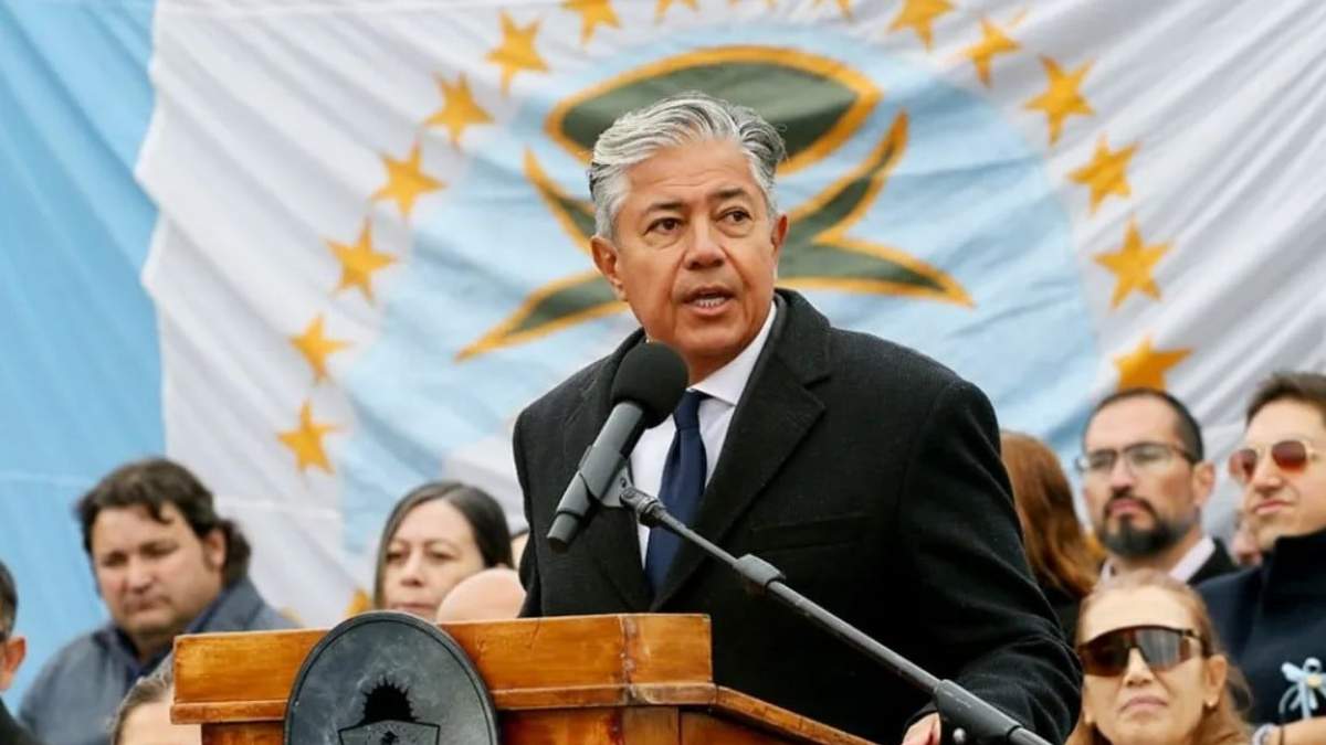 El gobernador, Rolando Figueroa durante el acto por el aniversario de Plaza Huincul. Fuente: (Gobierno de Neuquén)