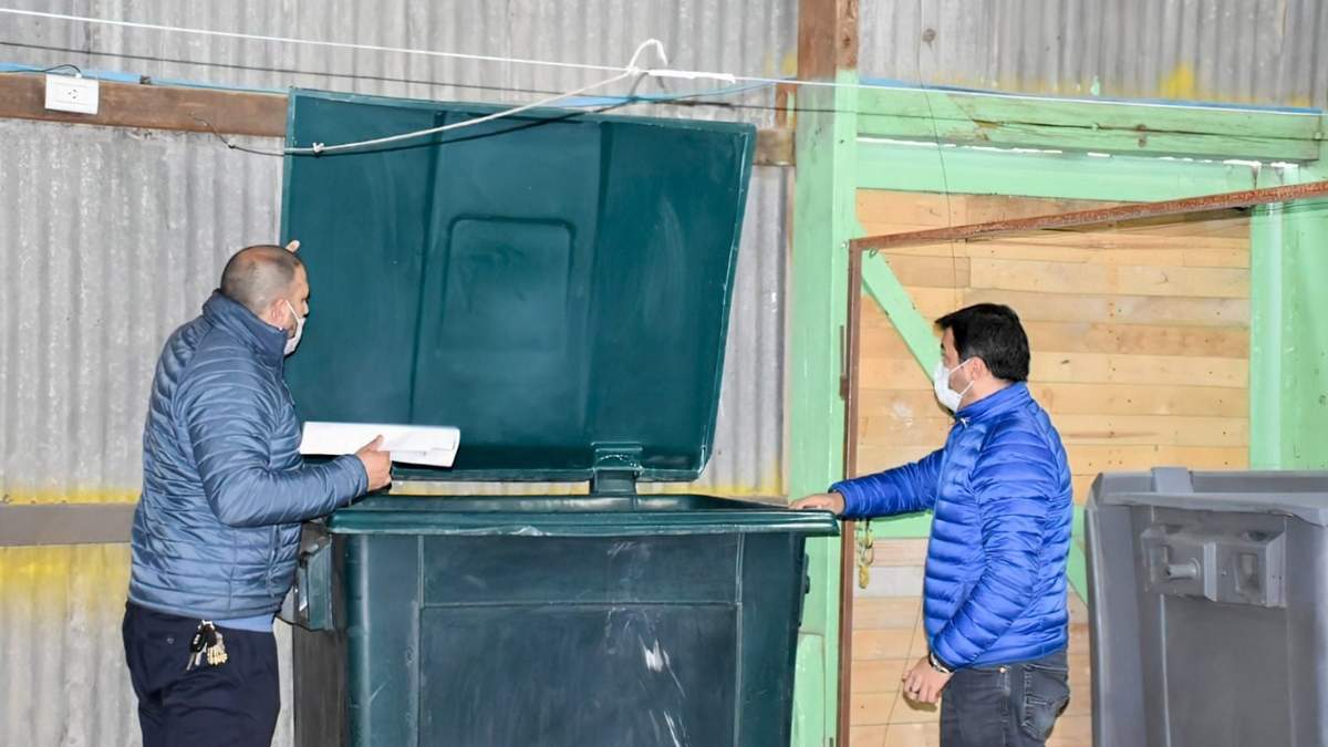 Carlos Koopmann recibió el equipamiento para el plan de reciclaje y separación de residuos. Fuente: (Twitter)