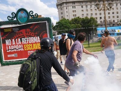 Reforma laboral: manifestantes y policías se enfrentaron afuera del Congreso