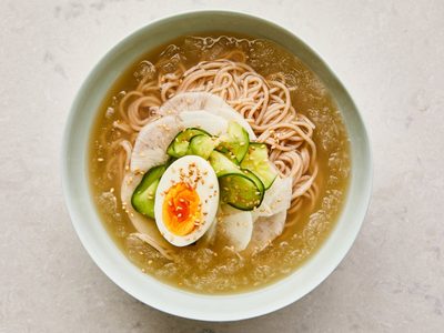Naengmyeon: la receta de fideos fríos coreanos que sorprenderá a los comensales