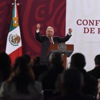 AMLO ahora incluye a empresarios y periodistas en la lista de "acarreados"