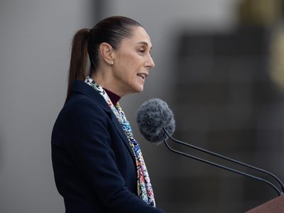 Sheinbaum debe estar dispuesta a “pisar callos” para resolver Ayotzinapa: abogado Vidulfo Rosales