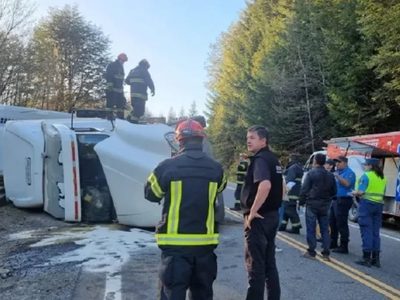 Un camión que trasladaba alimentos volcó en la Ruta 40, cerca de Villa La Angostura