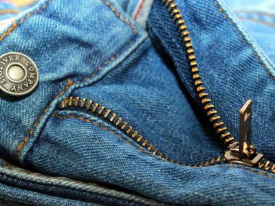 Juntá todos los cierres rotos que tenés en casa y hacé el accesorio más bonito para presumir esta temporada