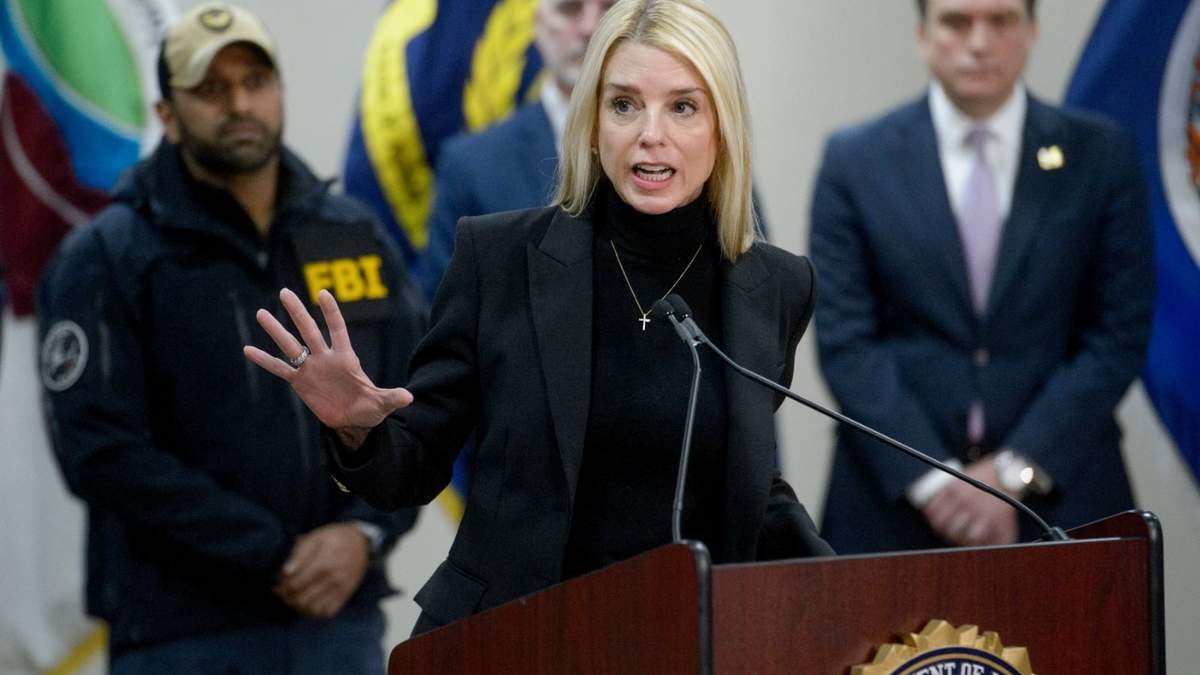 La secretaria de Justicia de EU, Pam Bondi, habla sobre un líder de la pandilla MS-13 de 24 años que fue arrestado en Virginia, el 27 de marzo de 2025, durante una conferencia de prensa en la Oficina de Campo del FBI en Manassas, Virginia