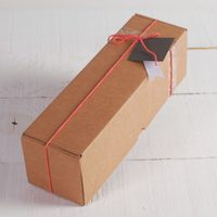 Si tenés una caja de cartón grande y rectangular, no la tires: creá esta fabulosa mesa decorativa para tu living
