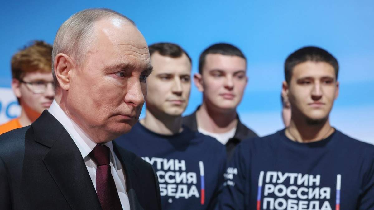 El presidente ruso Vladimir Putin visita la sede de su campaña después de las elecciones presidenciales en Moscú