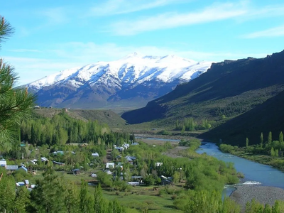 Escapada con encanto en Neuquén: gin patagónico, cocina regional y folklore en Huinganco y Manzano Amargo