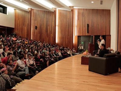 Sheinbaum defiende a López Obrador ante estudiantes de la Anáhuac