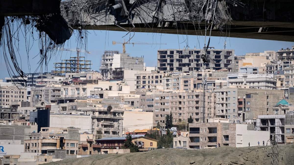 Un puente alcanzado por bombardeos estadounidenses en la víspera, visto en la localidad de Karaj, al oeste de Teherán