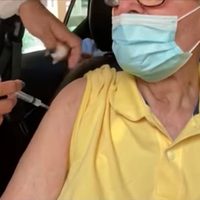 Aplican "vacunas de aire" a adultos mayores en Brasil