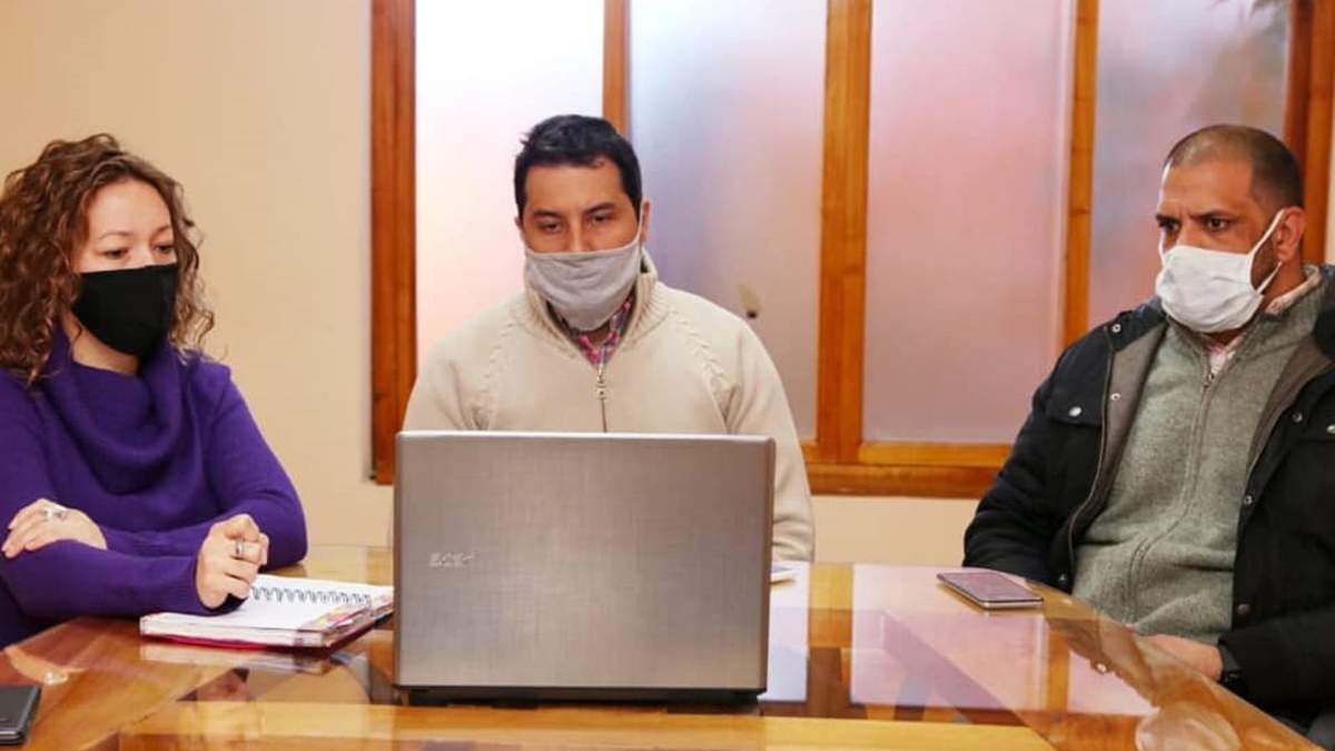 Carlos Koopmann acompañado en la conferencia virtual por funcionarios municipales. Fuente: (Twitter).