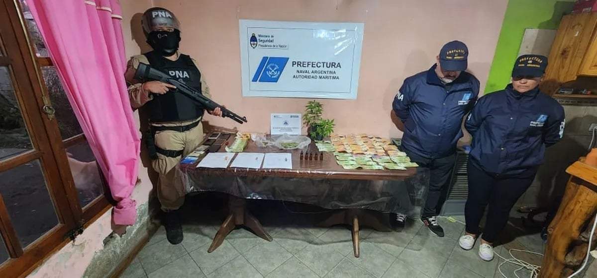 Se allanaron dos domicilios bajo una investigación de tráfico de drogas en Villa La Angostura. Fuente: (Facebook)