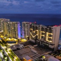 Playas cerradas, hoteles vacíos y miles de despidos en Cancún por covid-19