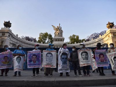 Normalistas marchan por los siete años y medio de la desaparición de estudiantes de Ayotzinapa