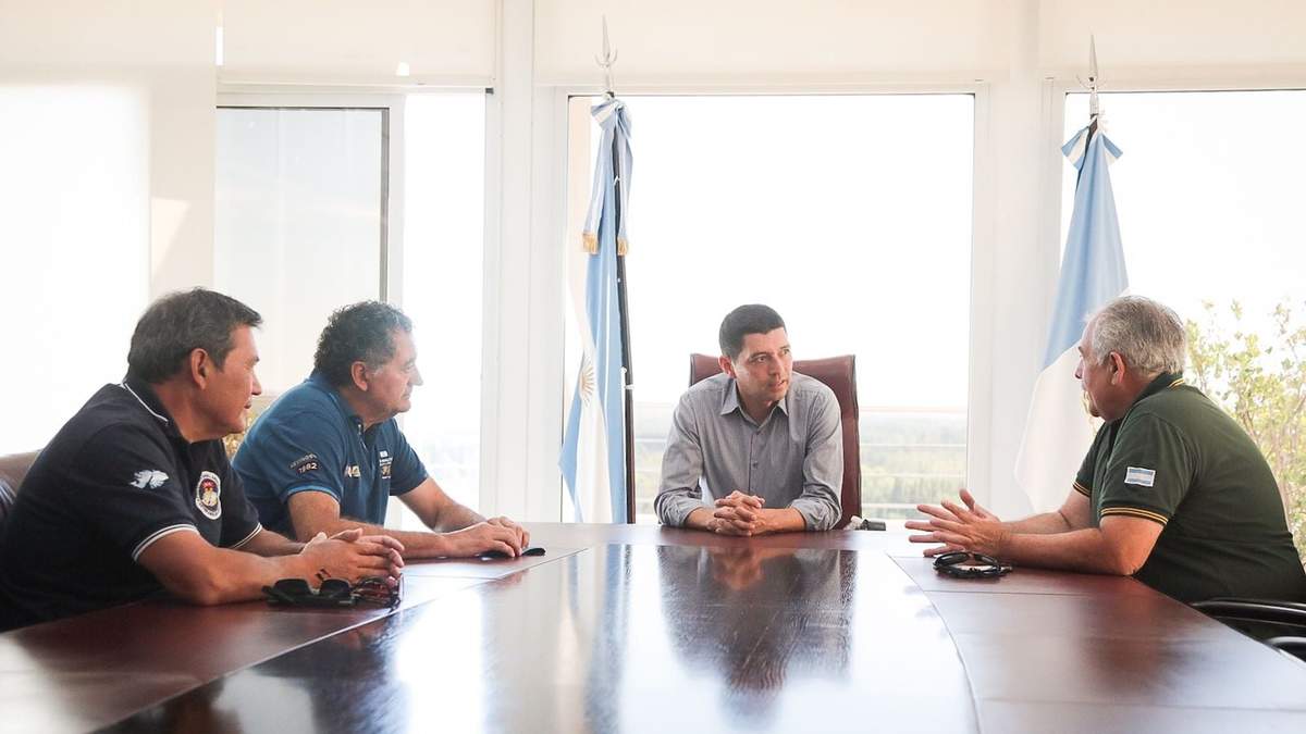Marcos Koopmann junto a los excombatientes de Malvinas. Fuente: (Twitter)