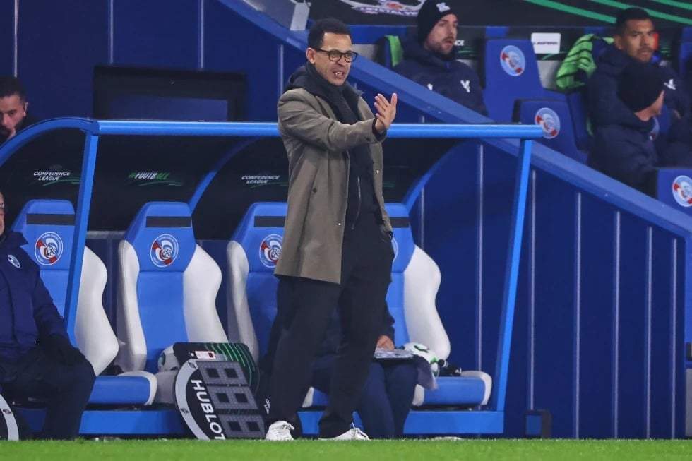 El entrenador del Estrasburgo, Liam Rosenior, hace un gesto desde la banda durante el partido inaugural de la Europa Conference League entre el Estrasburgo y el Crystal Palace en Estrasburgo, Francia, el 27 de noviembre de 2025.